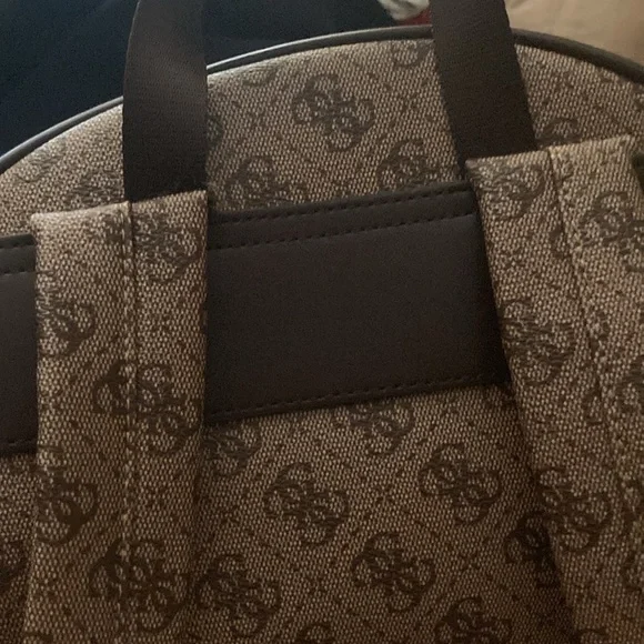 Guess Kevin Logo-Print Backpack - Picture 9 of 9